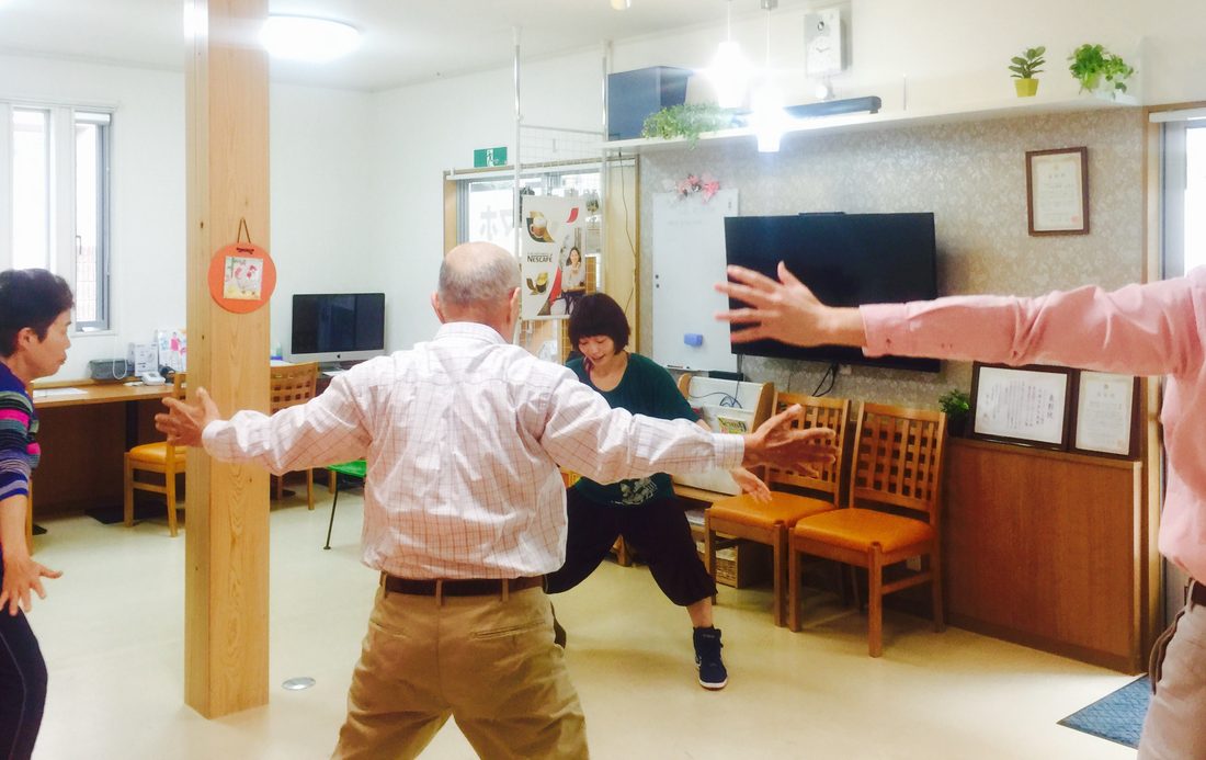 インストラクターの指導で運動に取り組む様子